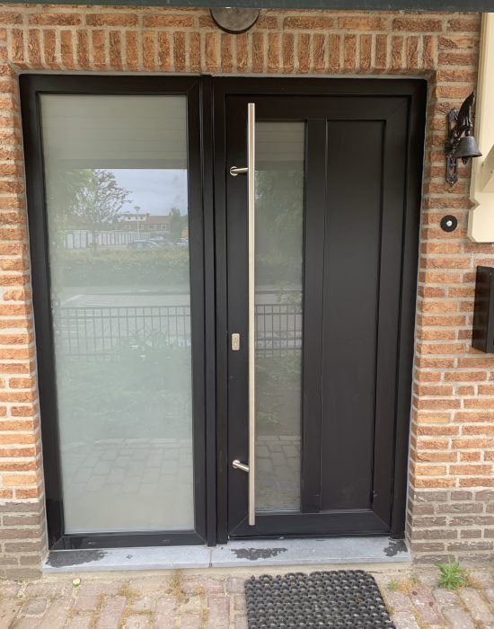 zwarte voordeur laten plaatsen